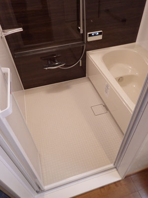 ダークウォールナットで落ち着いた浴室空間に ダークウォールナットで落ち着いた浴室空間に